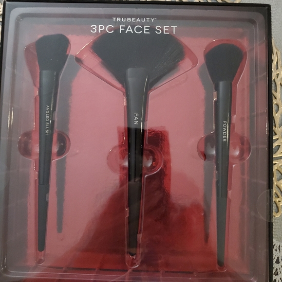 trubeauty Other - 3 PC FACE BRUSH SET